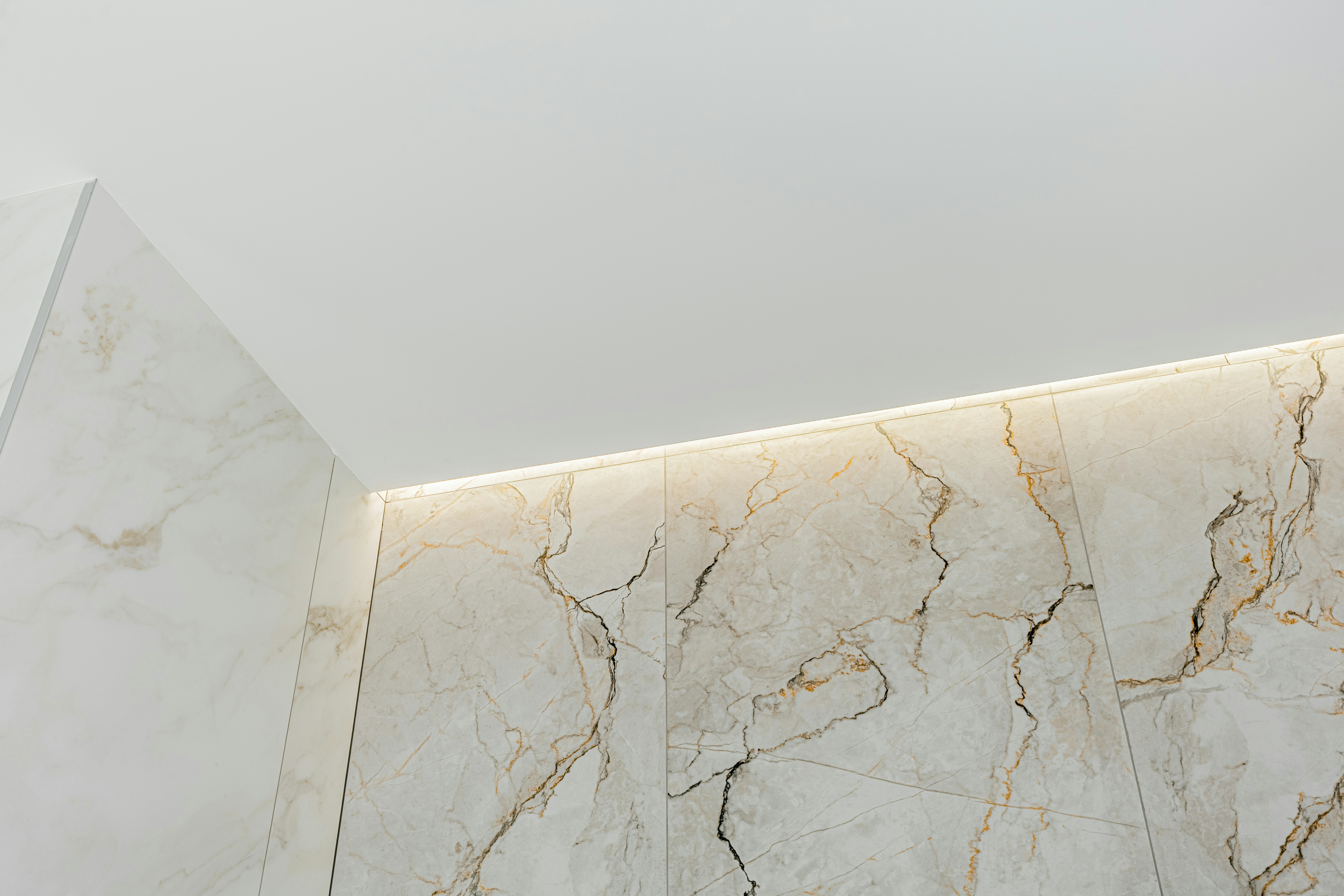 Edle Marmorfliesen mit indirekter Beleuchtung