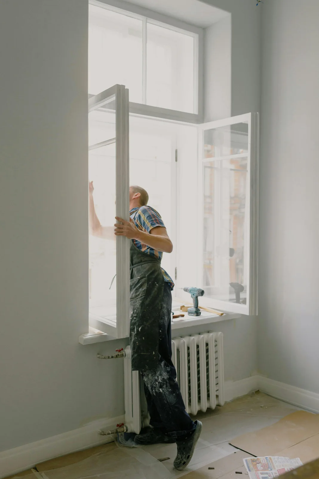 Einsetzen eines Fensterrahmens