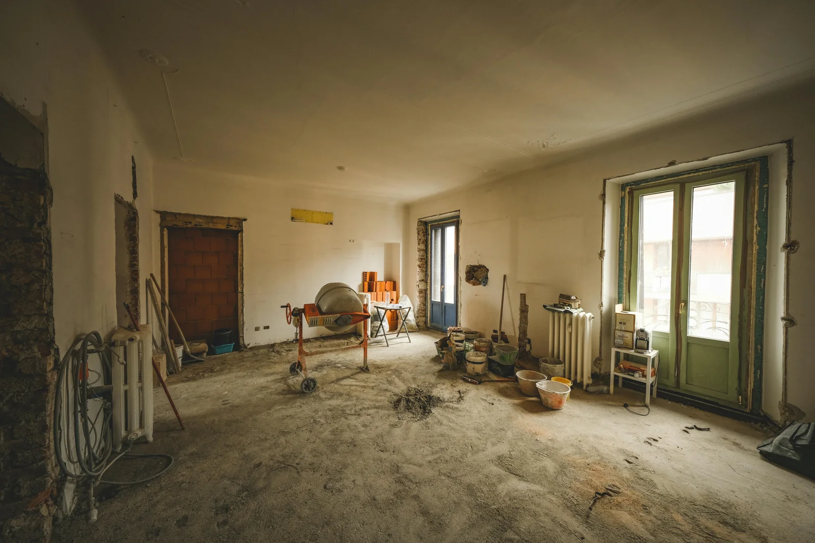 Innenraum während der Renovierung mit Werkzeugen